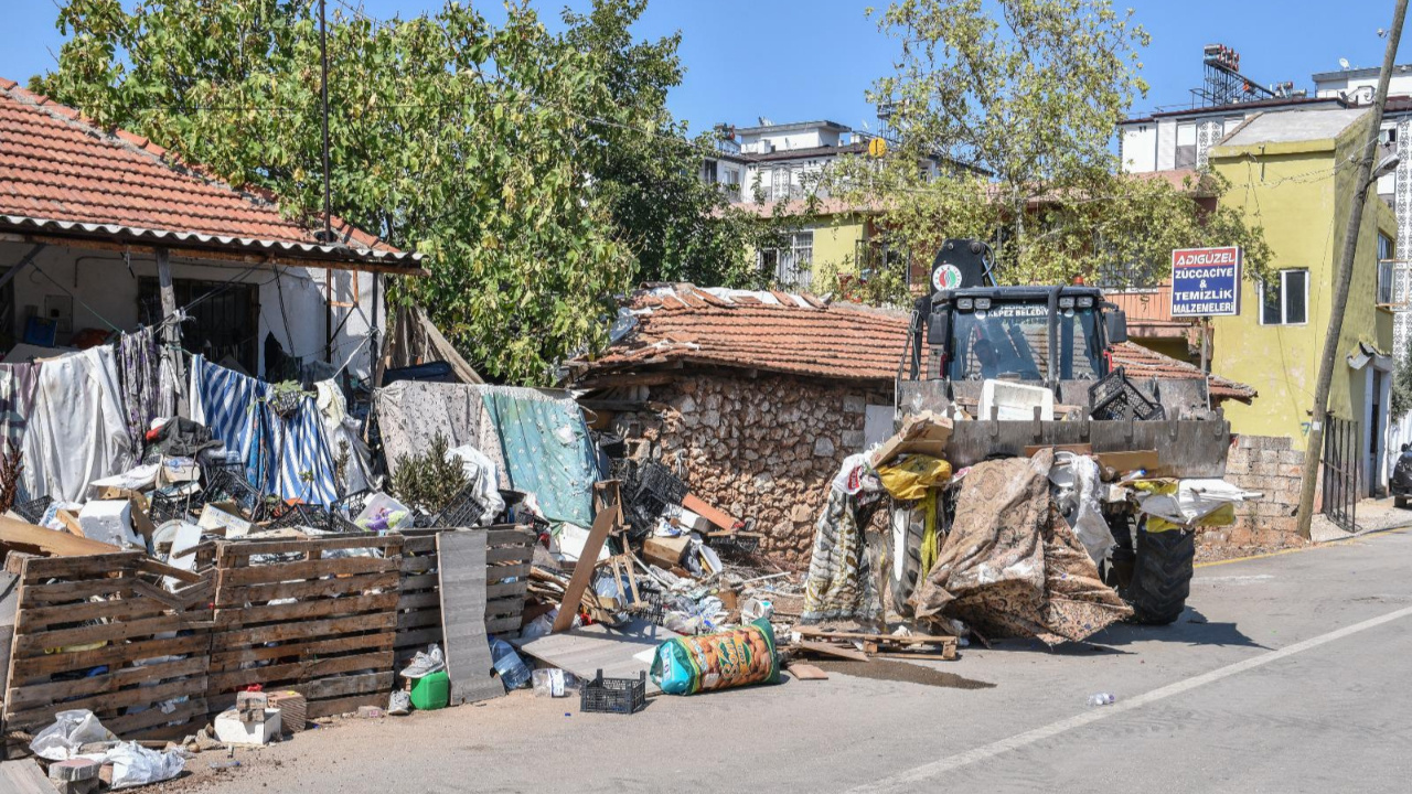 Kökü Koku Ekipleri Harekete Geçirdi! 12 Kamyon Çöp Çıktı