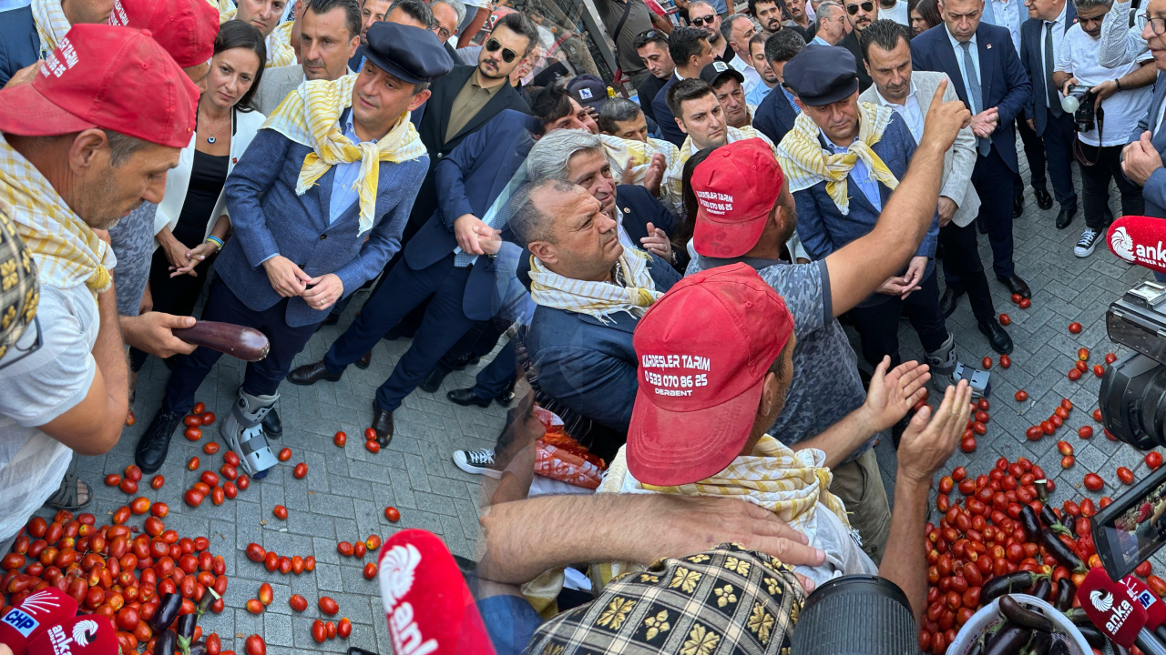 Manisalı Çiftçiler Mahsullerini Döküp Dert Yandı: ‘Bizi Kurtaracak Olan Siz Varsınız, Seçimi Hızlandıralım’