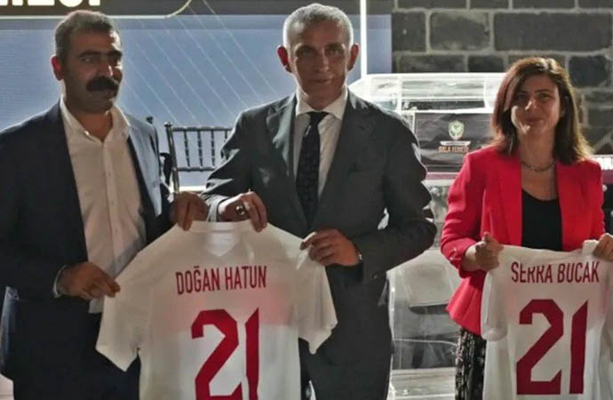 TFF Başkanı Hacıosmanoğlu Diyarbakır Büyükşehir Belediye Eş Başkanları’na milli takım forması hediye etti – Ankaragündem