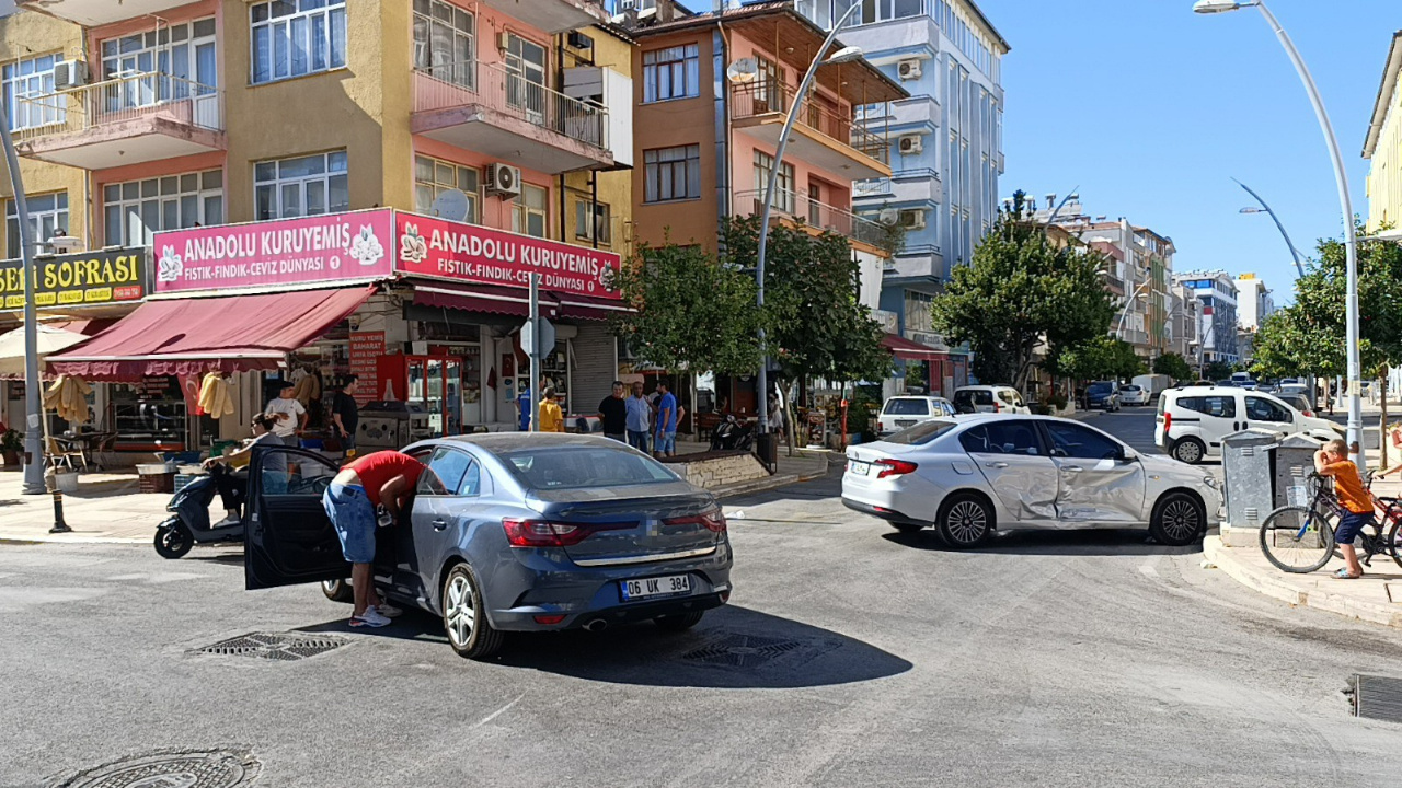 Otomobiller Çarpıştı; Sürücüler Yaralandı