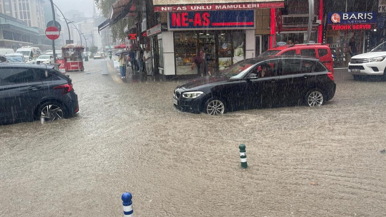 Sağanak Yağış Hayatı Felç Etti! Cadde ve Sokaklar Göle Döndü