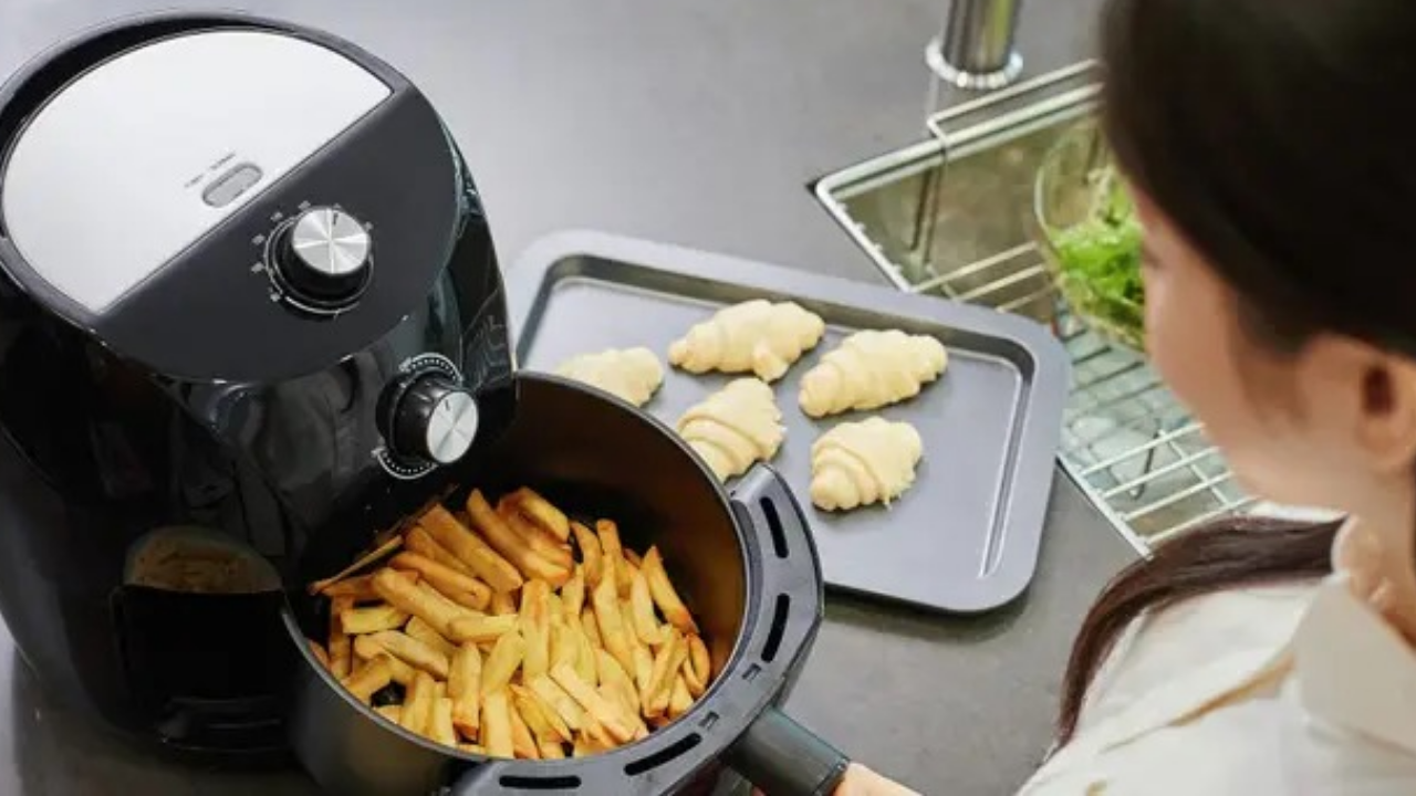 Sağlığa Faydalı Diye Satılıyordu: Doktorlara Göre Airfryer Kullanmak Neden Çok Tehlikeli?