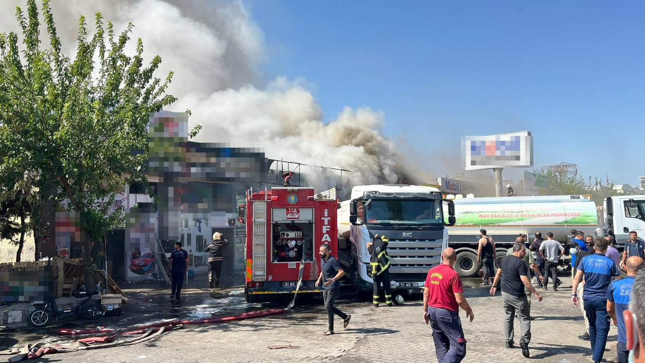 Sanayi Sitesinde Yangın! Otomobil 5 İş Yeri Alevlere Teslim Oldu