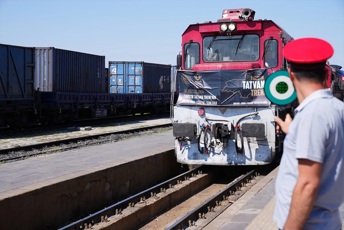 Turistik Tatvan Treni Elazığ’da Mola Verdi