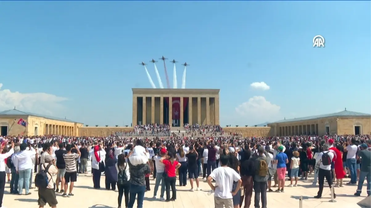 Türk Yıldızları, 30 Ağustos Zafer Bayramı kapsamında Anıtkabir semalarında saygı uçuşu yaptı