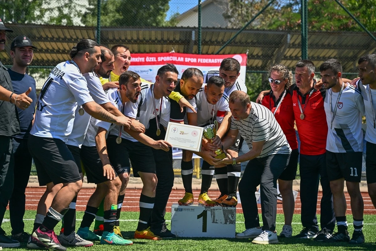 Bornova Hasan Tahsin İş Okulu Gençlik ve Spor Kulübü Türkiye Özel Sporcular Futbol Şampiyonası’nda birinci oldu