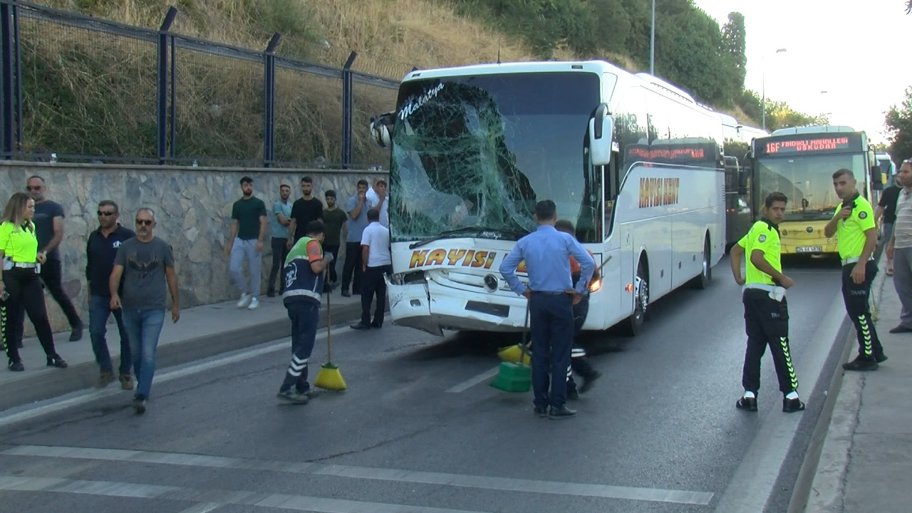 Üsküdar’da Yolcu Otobüsü İETT Otobüsüne Çarptı! 3 Yaralı