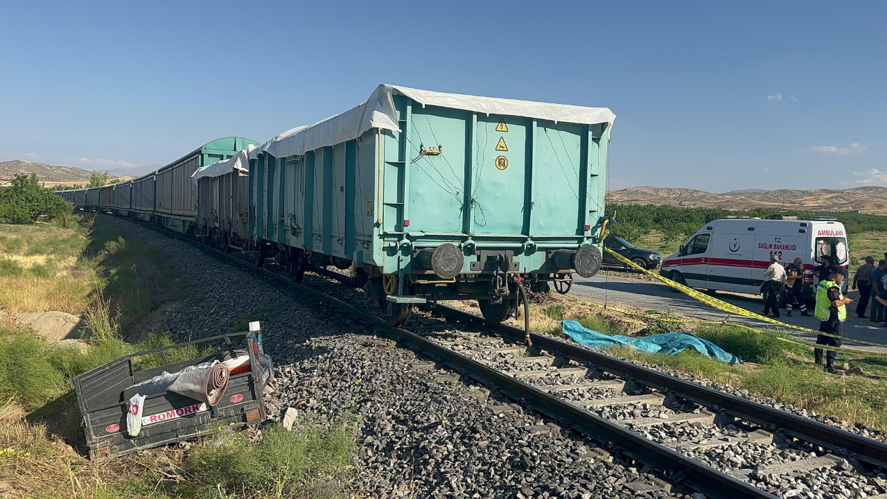 Yük Treni Çapa Motoruna Çarptı: Anne ve Çocukları Öldü, Baba Ağır Yaralı