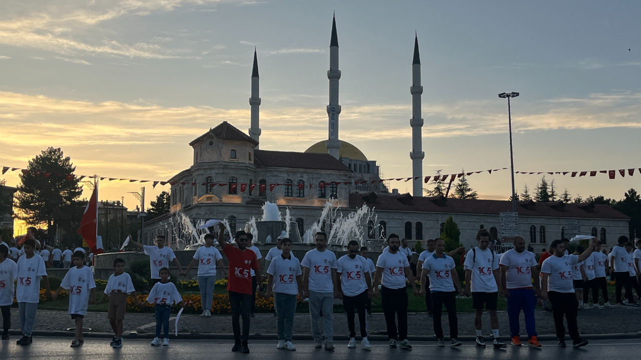 1058 Kişi Kol Kola Girdi: Aynı Anda Halay Çekti