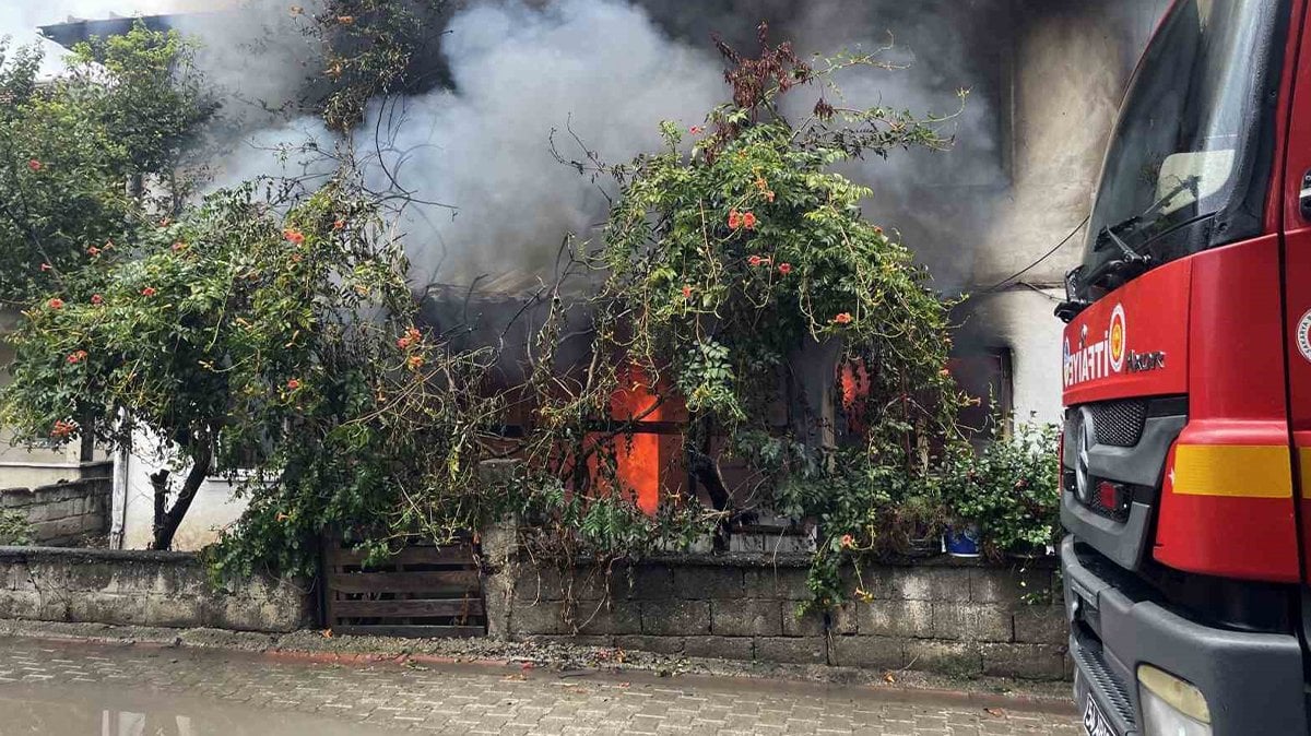 Öfkeli çift ortalığı savaş alanına çevirdi! Biri otomobili parçaladı, diğeri evi yaktı