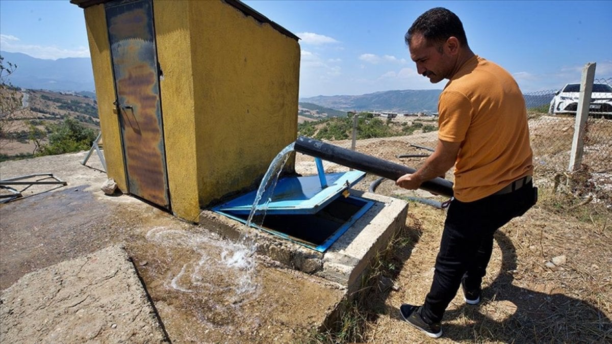 Deprem sonrası ortaya çıktı, 60 yıllık soruna çare oldu! Köyün 3 yerinden fışkırıyor: Köylü düğün bayram etti