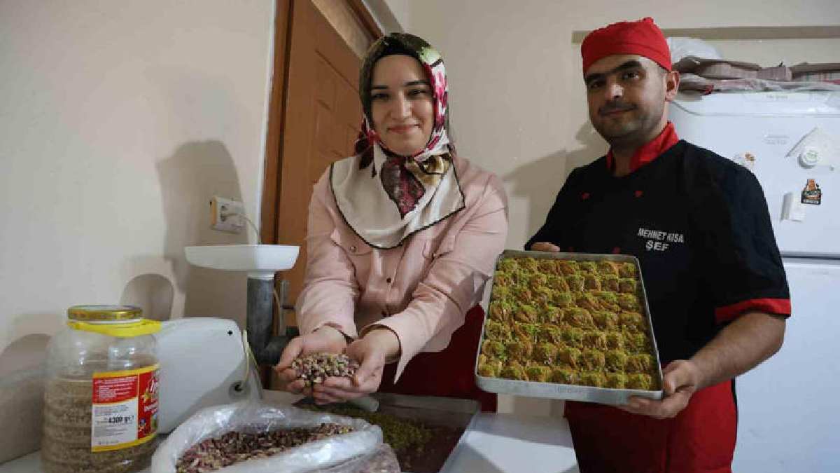 Evini imalathaneye çevirdi, usta baklavacılara taş çıkardı! Depremzede çift baklava değil aşk imalatı yapıyor