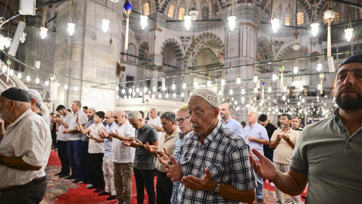 Mevlid Kandili’nde eller Gazze için semaya açıldı: Mazlumların kurtuluşuna dua