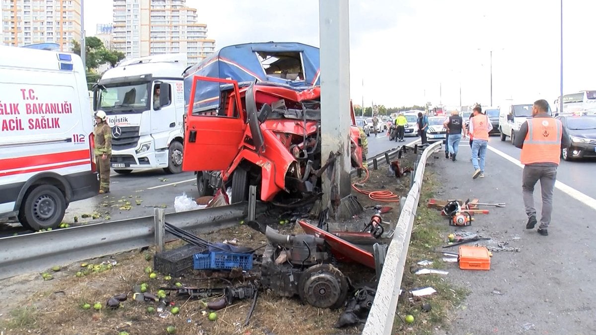 TEM’de kaza: Kamyonetin motoru koptu