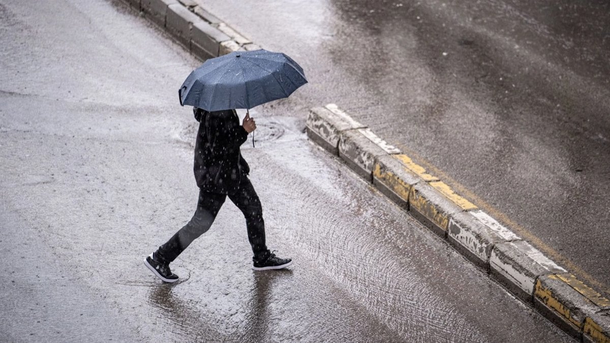 AKOM saat vererek uyardı: İstanbul’u sağanak vuracak