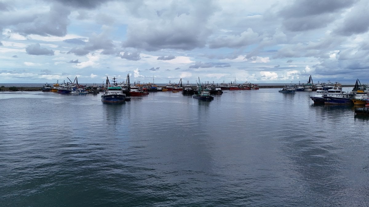 Karadeniz’de şiddetli fırtına balıkçıları vurdu: Onlarca tekne limana sığındı