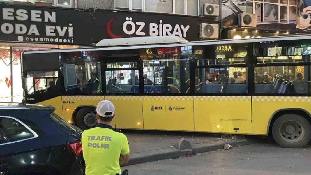 Bayrampaşa’da korkutan kaza: İETT otobüsü gelinlik mağazasına çarptı