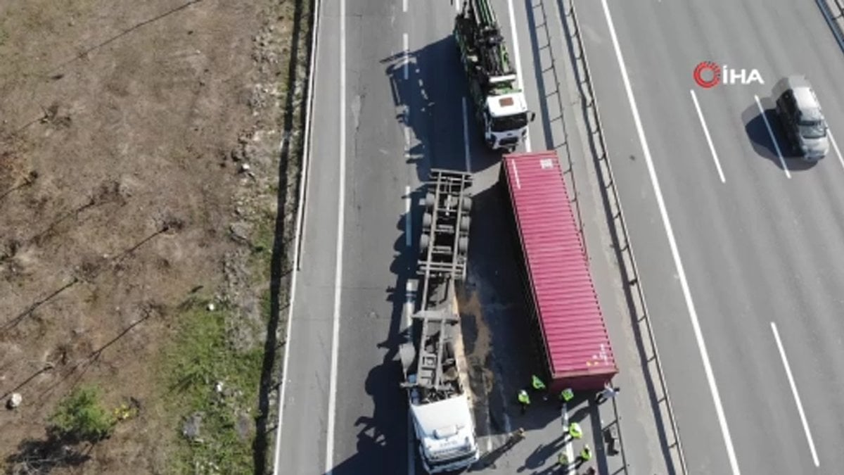 TEM Otoyolu’nda TIR devrildi: Yan yol trafiğe kapandı