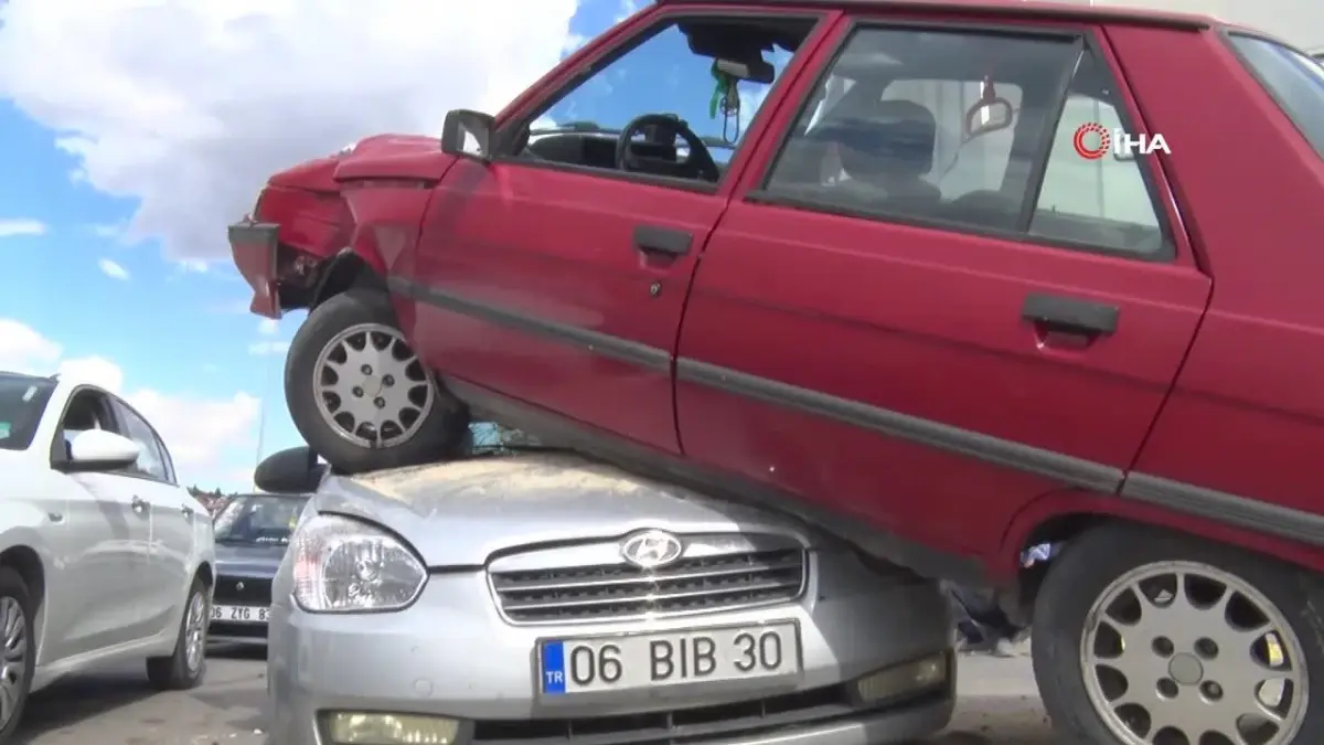 Ankara’da Kontrolden Çıkan Araç Başka Bir Otomobilin Üzerine Çıktı