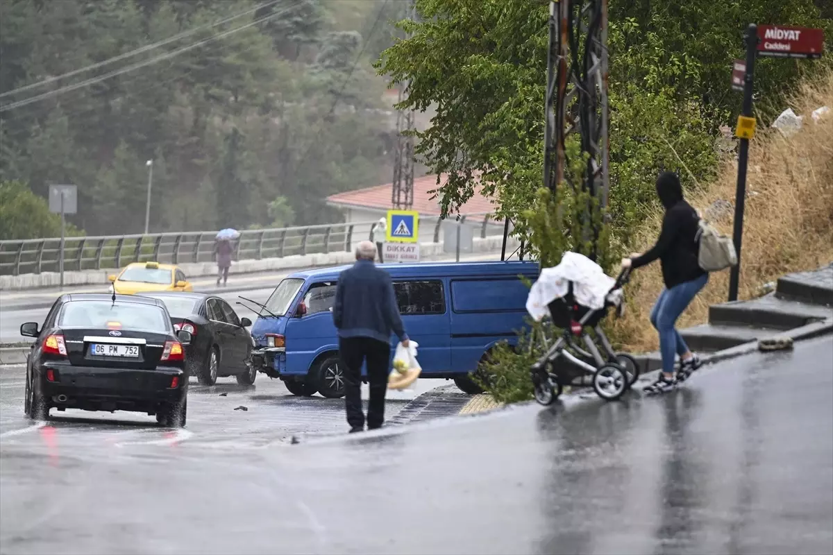 Ankara’da Minibüs Kayalıklara Çarptı: Sürücü Yaralandı