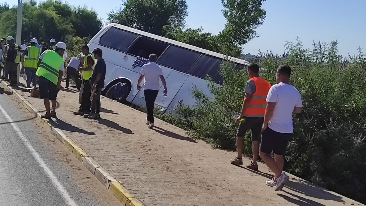 Antalya’da Otobüs Şarampole Devrildi: Camları Kırarak Kurtuldular