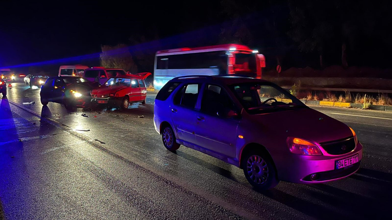 Antalya’da Zincirleme Trafik Kazası: 3 Otomobil Birbirine Girdi