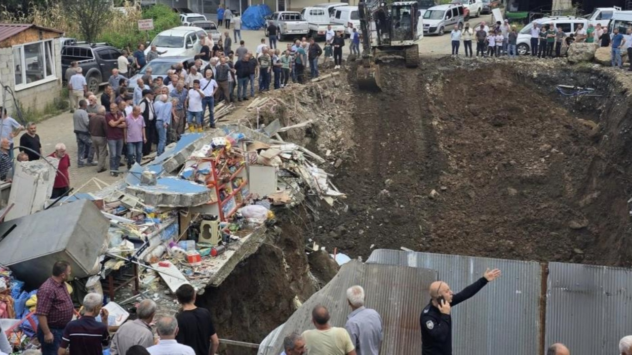 Artvin’de Akıllara Durgunluk Veren Olay! Bakkala Giden Yaşlı Adamın Üzerine Bina Çöktü