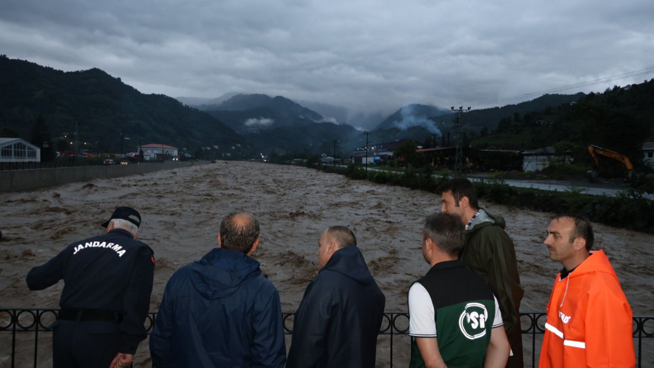 Artvin’i Sel Vurdu! Heyelan ve Taşkınlar Sonucu 32 Köy Yolu Kapandı