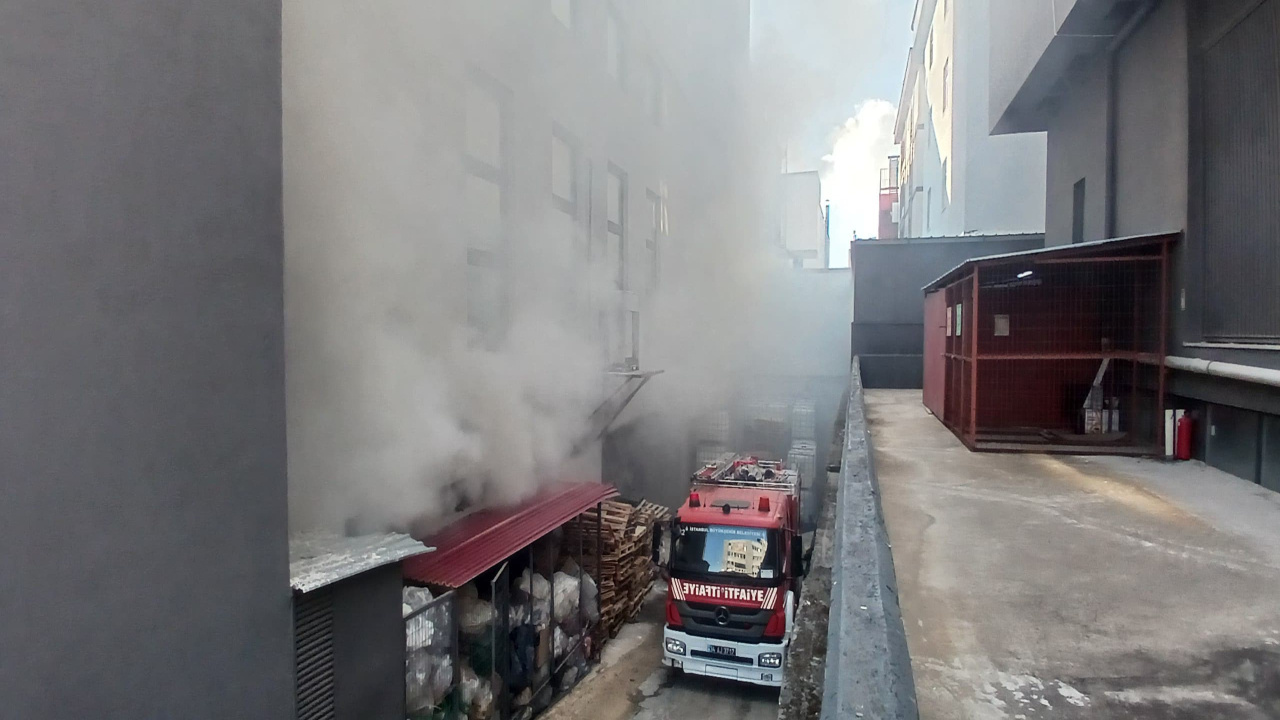 Beylikdüzü’nde Kimya Fabrikasında Yangın