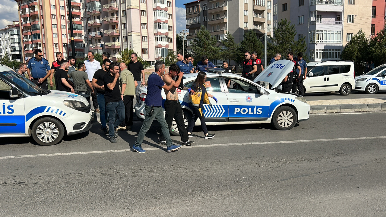 Bıçaklı Kavgadan Kaçarken Polis Otomobiline Çarptılar!