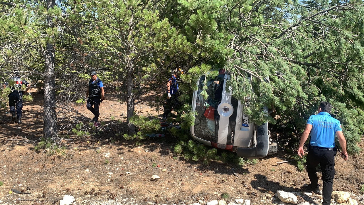 Çam Ağacına Çarpıp Devrildi: 5 Yaralı