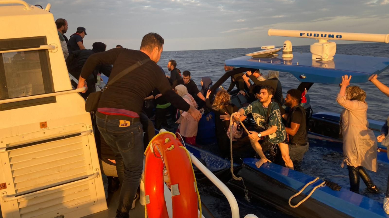 Çanakkale’de Botları Su Aldı Yardım İstediler: 1 Çocuk 47 Kaçak Göçmen Kurtarıldı