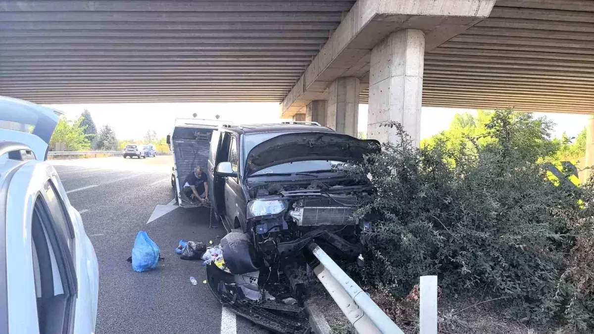 Bursa’da Minibüs Kazası: 10 Yaralı, 15 Yaşındaki Çocuğun Durumu Ağır