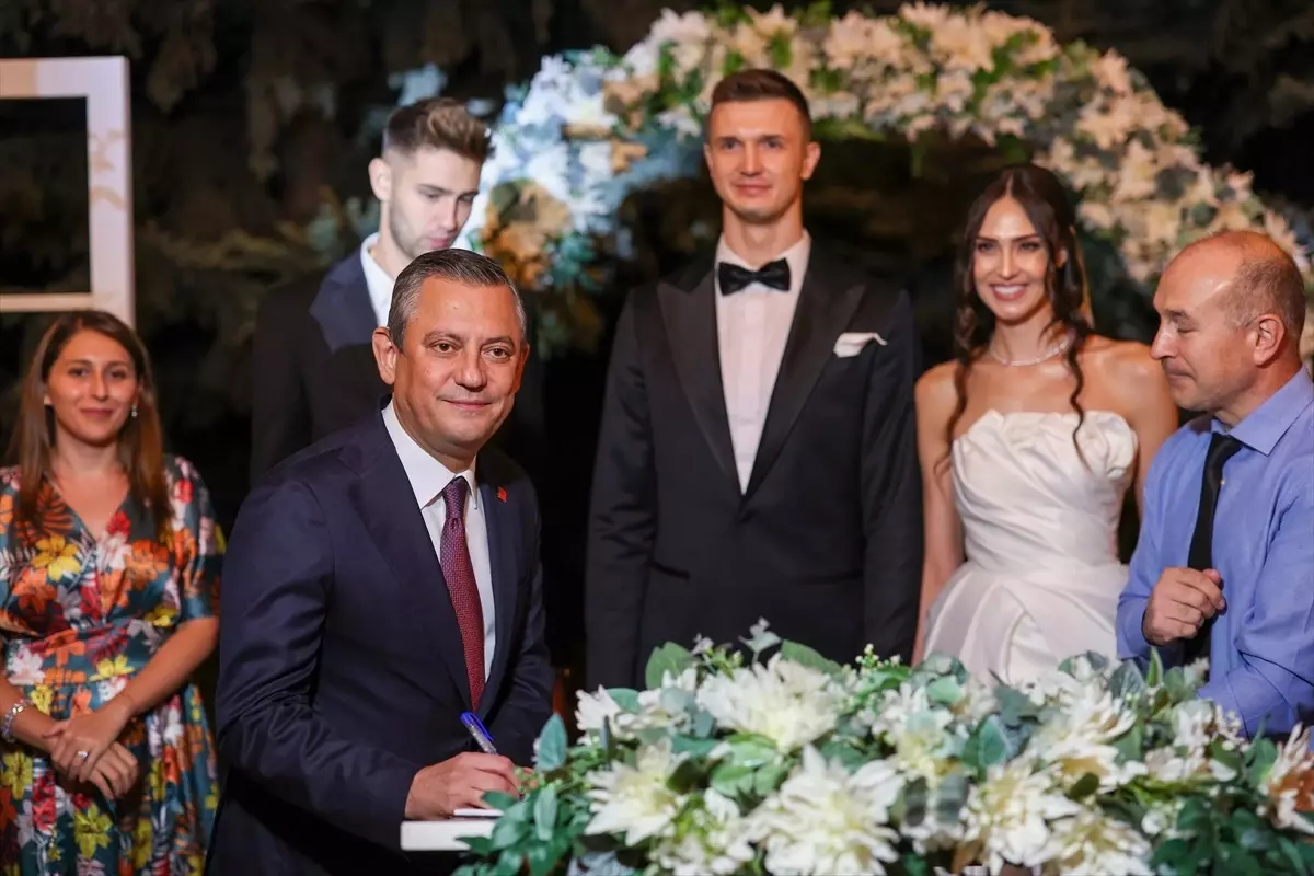 CHP Genel Başkanı Özgür Özel, İrem Yaman ve Mert Matic’in nikah şahitliğini yaptı