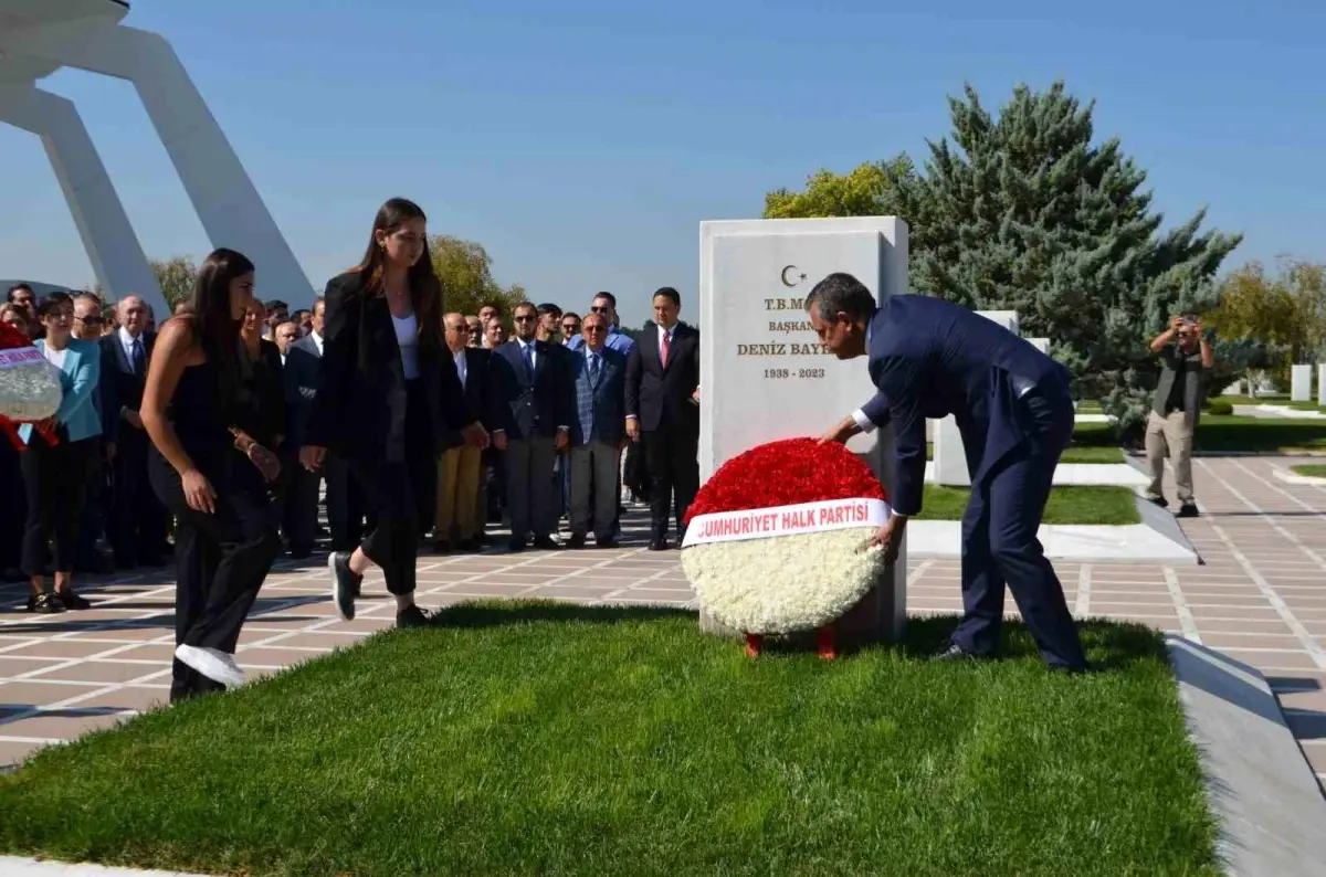 CHP Genel Başkanı Özgür Özel, Devlet Mezarlığı’nı Ziyaret Etti ve Kutuplaşma Konusunu Değerlendirdi