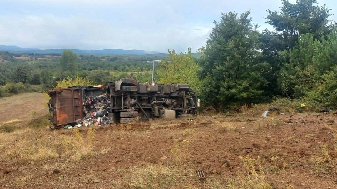 Çöp Kamyonu Şarampole Uçtu; Sürücü ve Temizlik Görevlileri Yaralandı