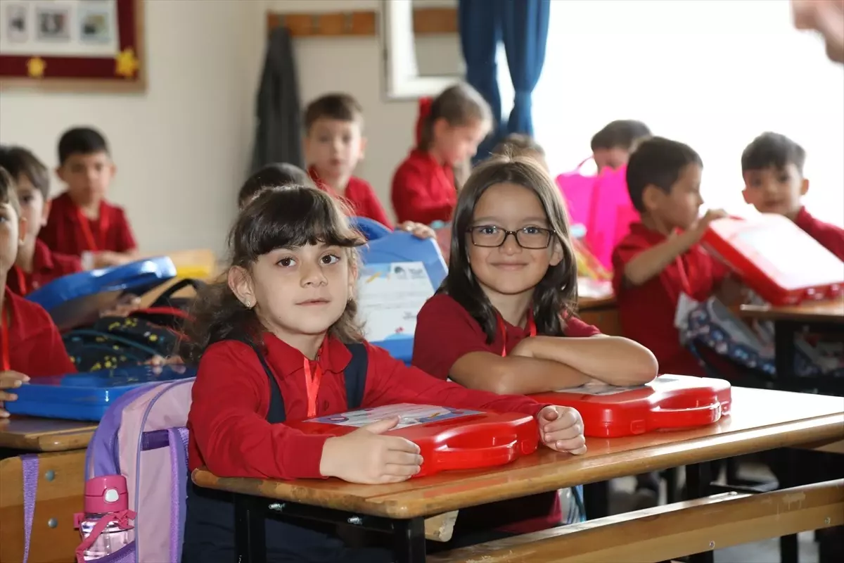 Ankara Çubuk’ta 2 Bin Öğrenciye Kırtasiye Seti Dağıtıldı