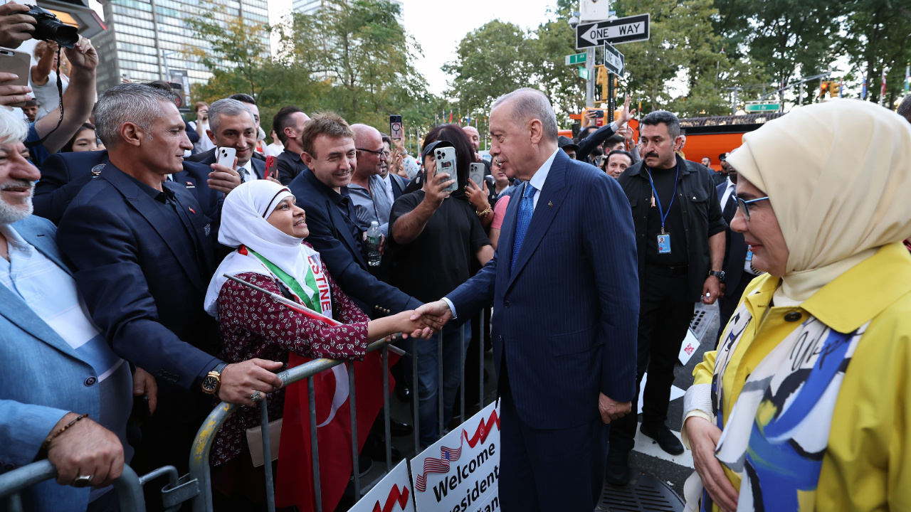 Cumhurbaşkanı Erdoğan, Emine Erdoğan ile Birlikte TÜRKEN Vakfını Ziyaret Etti