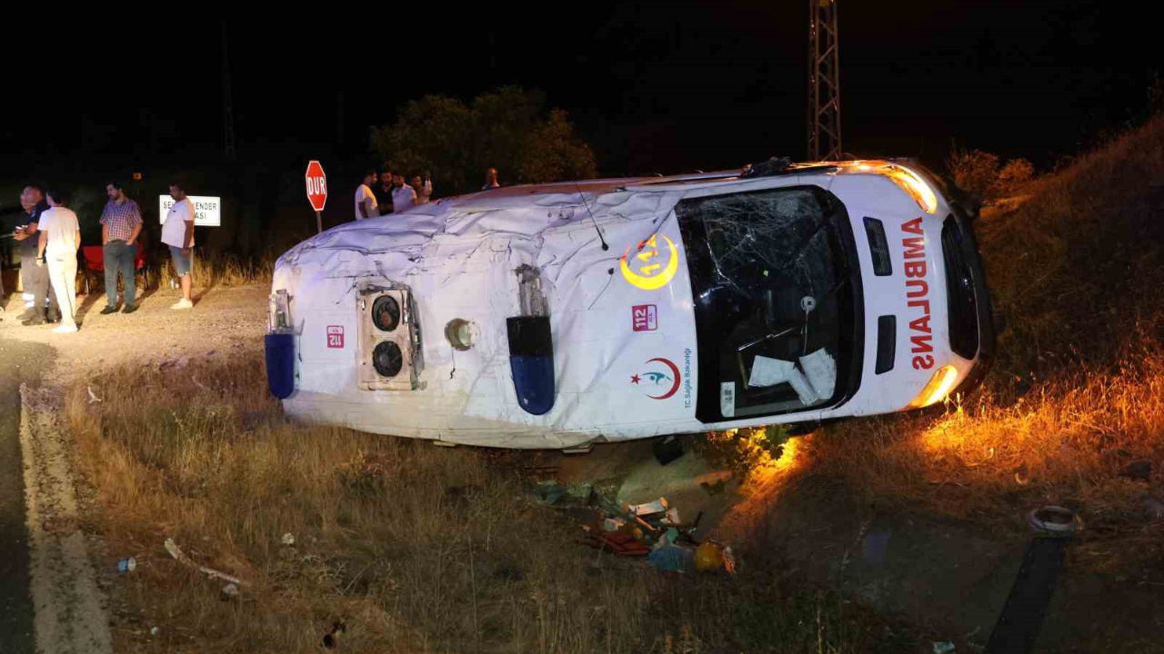 Elazığ’da Ambulans Şarampole Devrildi