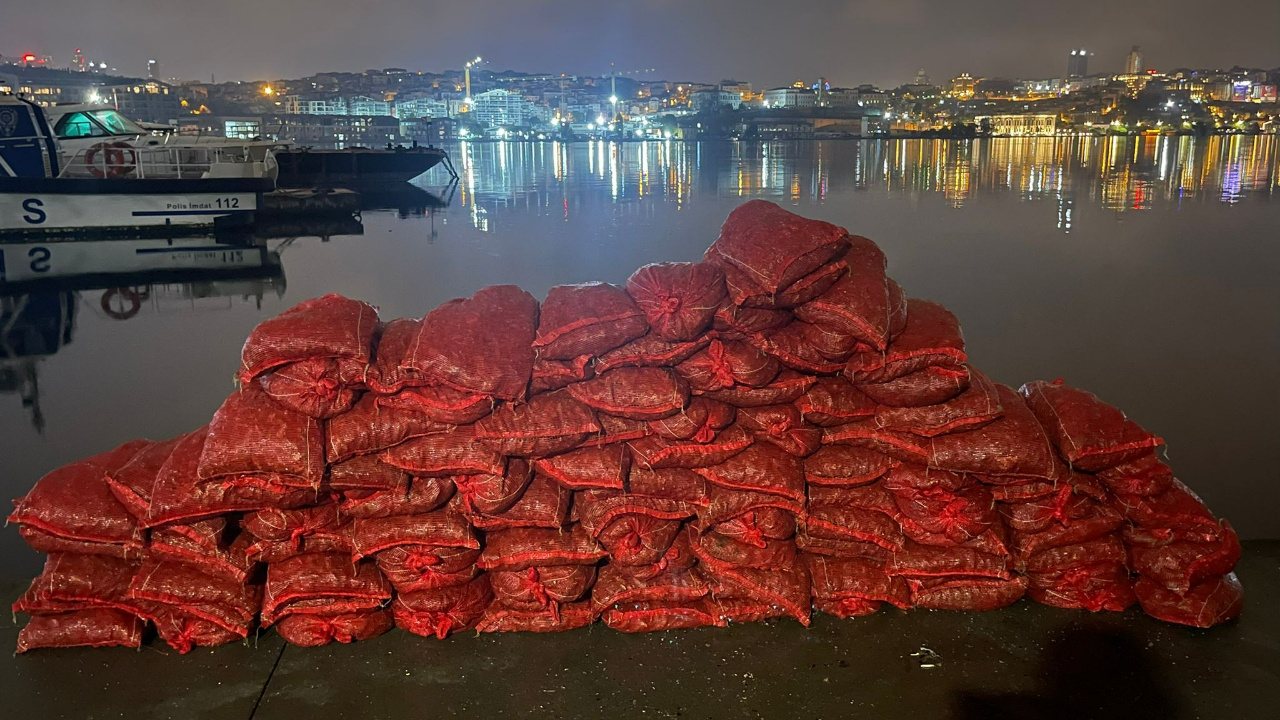 Eminönü’nde Operasyon: 3 Ton Kaçak Midye Ele Geçirildi