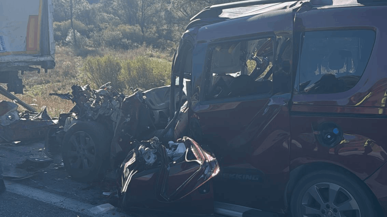 Hafif Ticari Araç Park Halindeki TIR’a Çarptı: 3 Ölü, 2 Yaralı