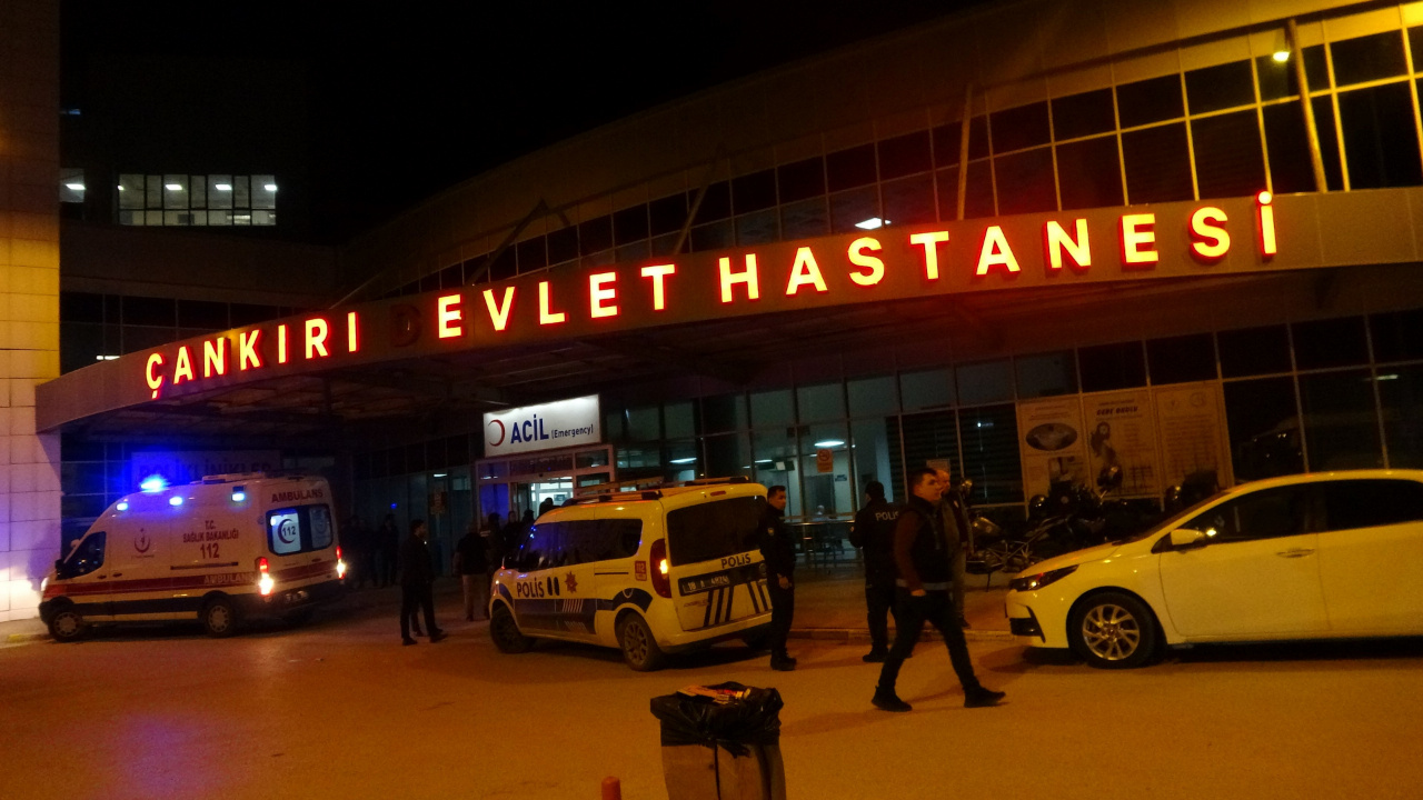 Hastane Kavşağında Trafik Kazası: 2 Yaralı