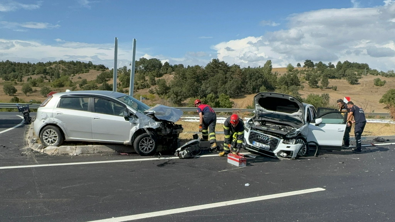 İki Otomobil Çarpıştı: 1’i Bebek 5 Yaralı