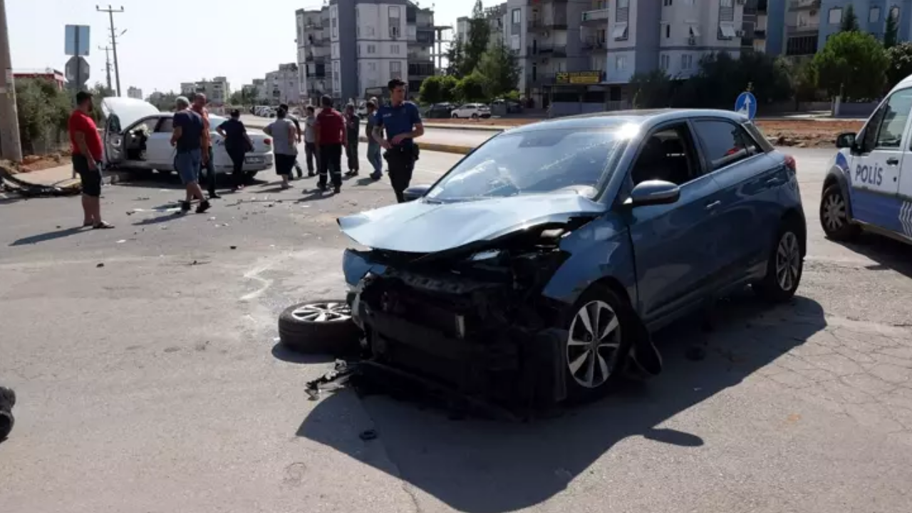 İki Otomobil Kafa Kafaya Çarpıştı: 1’i Çocuk 6 Yaralı