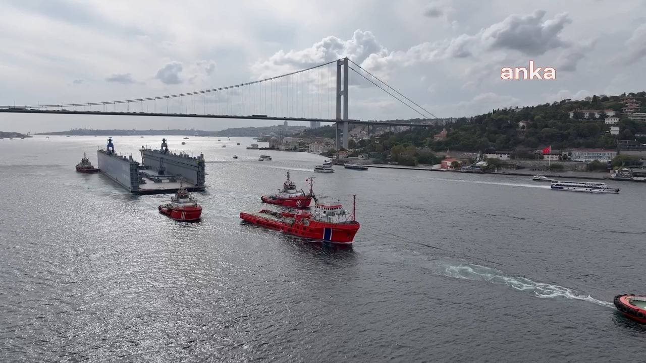 İstanbul Boğazı’ndan 392 Metrelik Yüzer Havuz Geçti