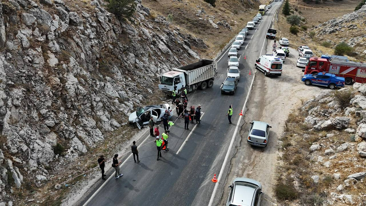 Kahramanmaraş’ta Kamyon ile Otomobil Çarpıştı: 2 Ölü