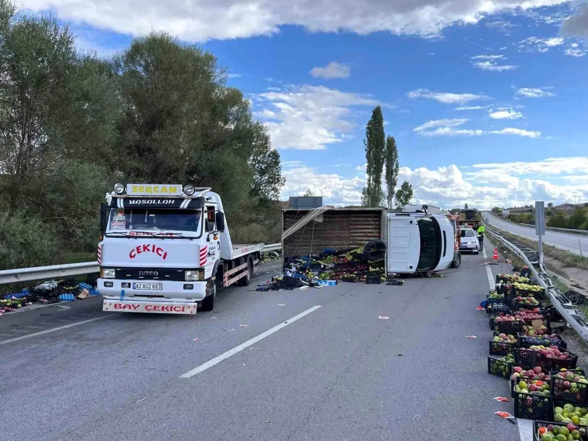 Çorum’da Elma Yüklü Kamyonet Devrildi, Trafik Durdu