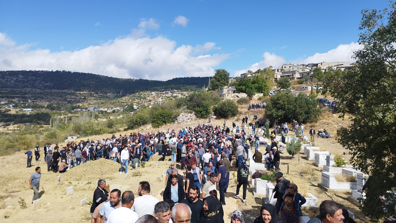 Komşuların Yol Kavgası Kanlı Bitti: Öldürülen Baba, Oğul ve Gelin Defnedildi