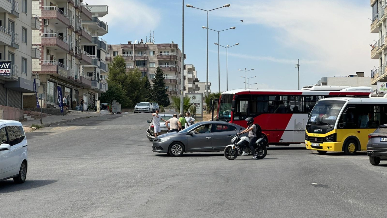 Mardin’de Halk Otobüsü ile Otomobil Birbirine Girdi: İnceleme Başlatıldı