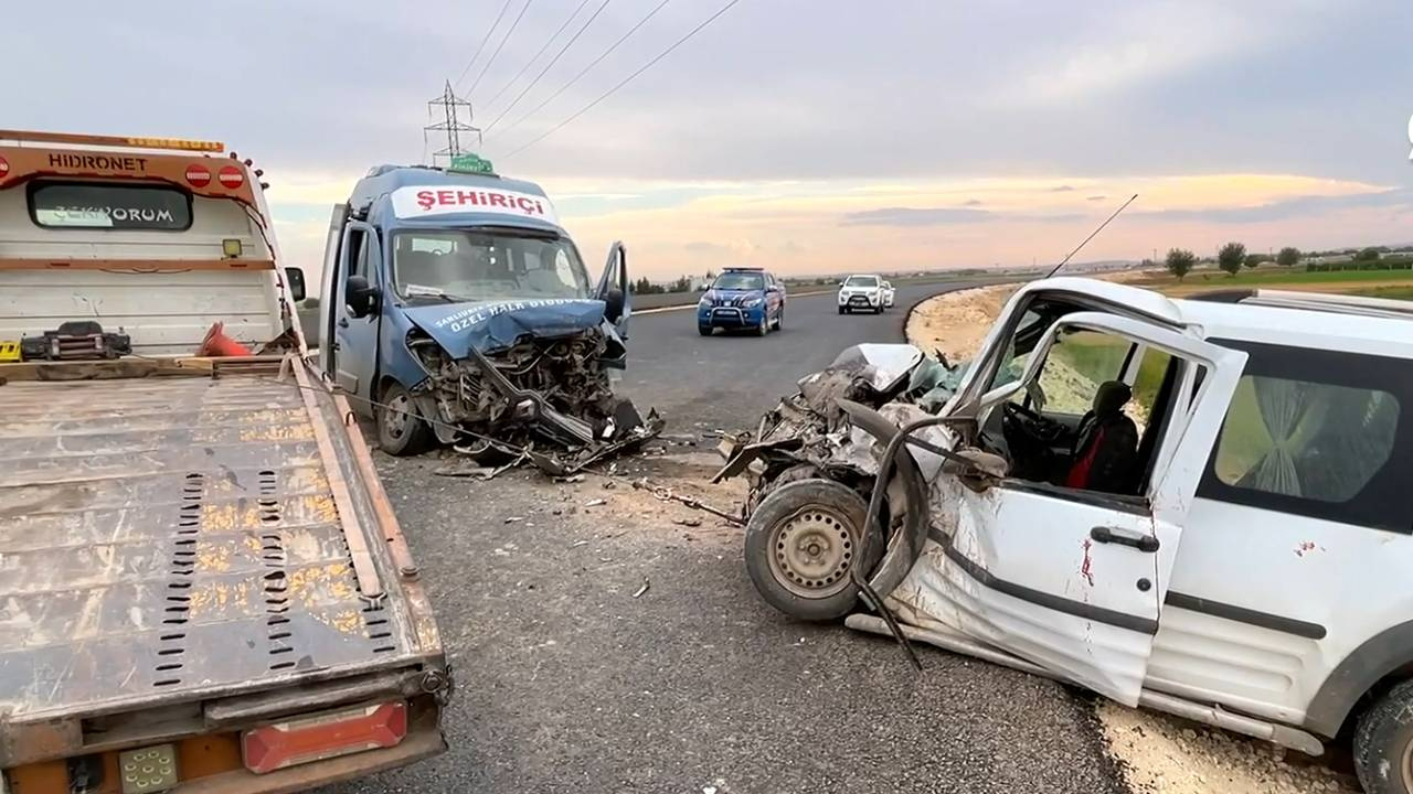 Minibüs ile Hafif Ticari Araç Çarpıştı! Ölü ve Yaralılar Var